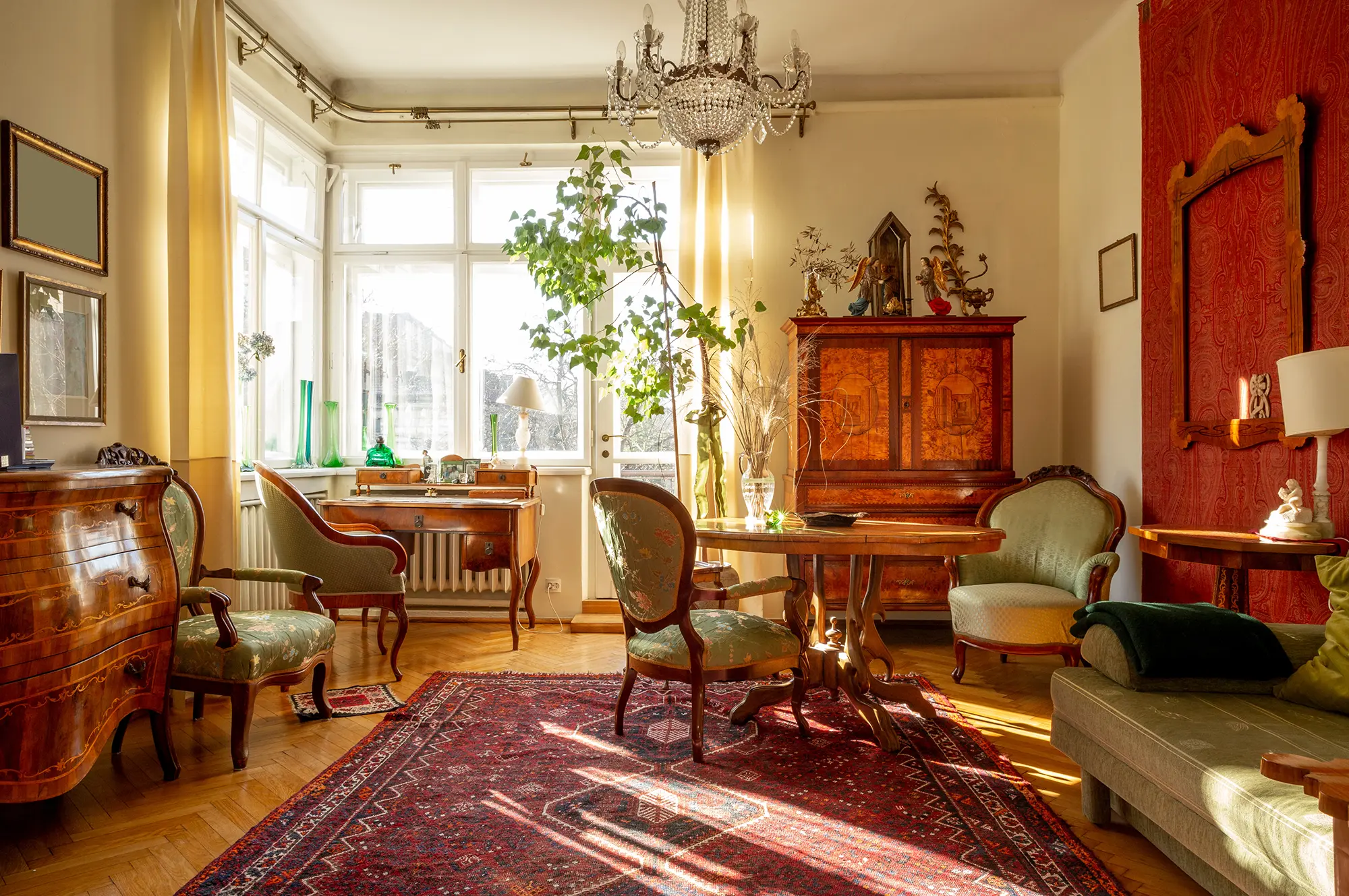 Raum voller Antiquitäten