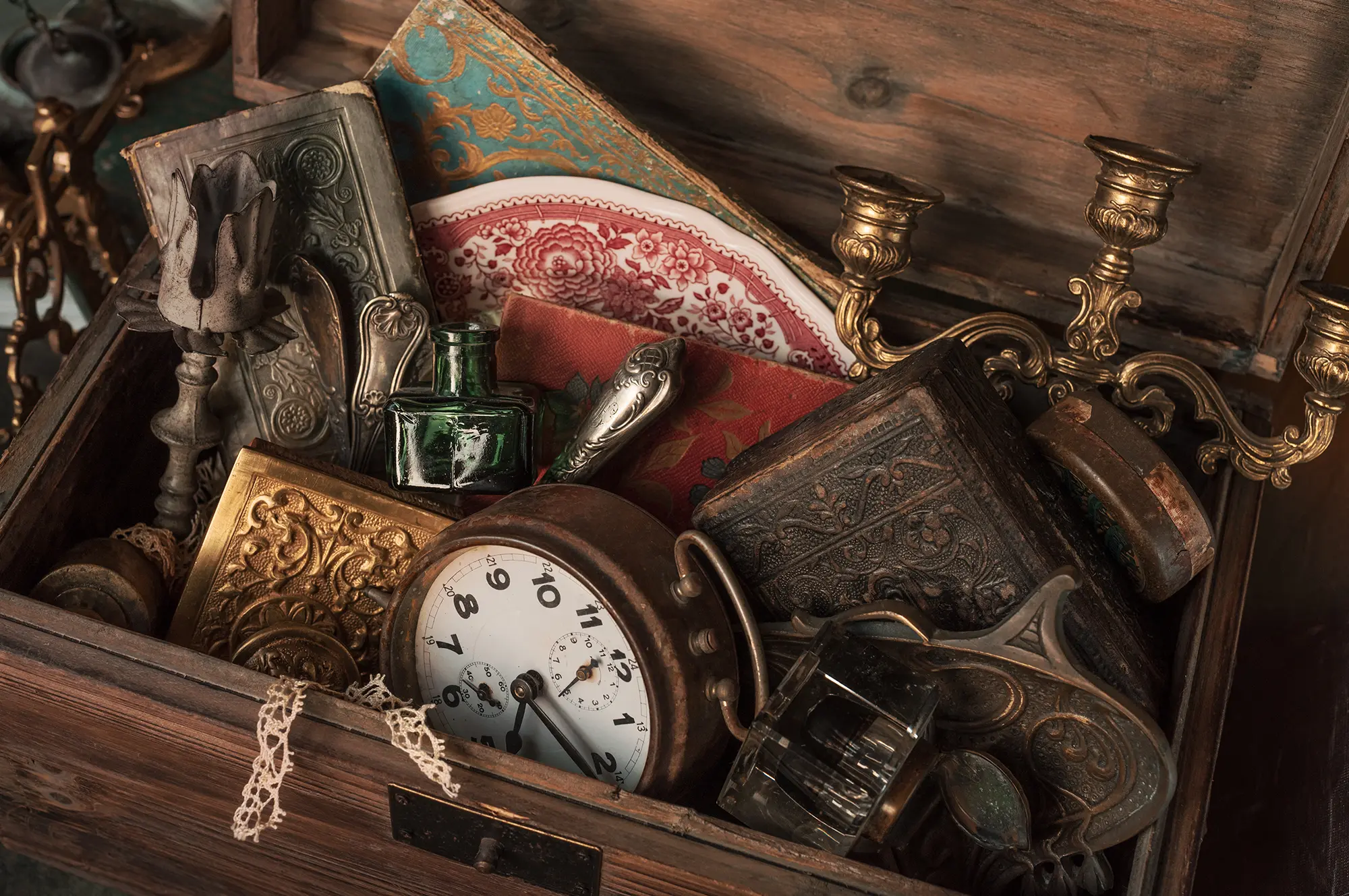 Antiquitäten in einer alten Truhe